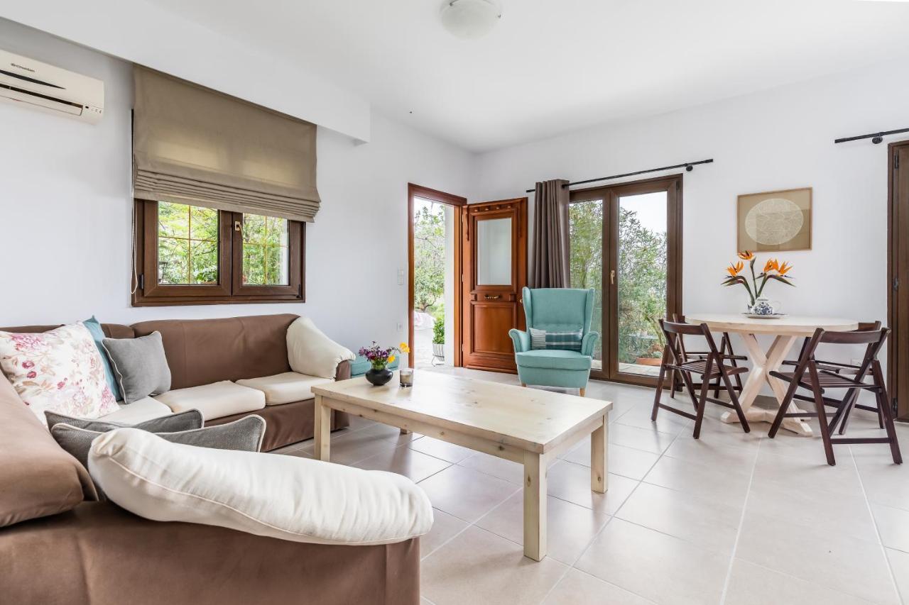 Oikia Guesthouse Stafylos Bagian luar foto